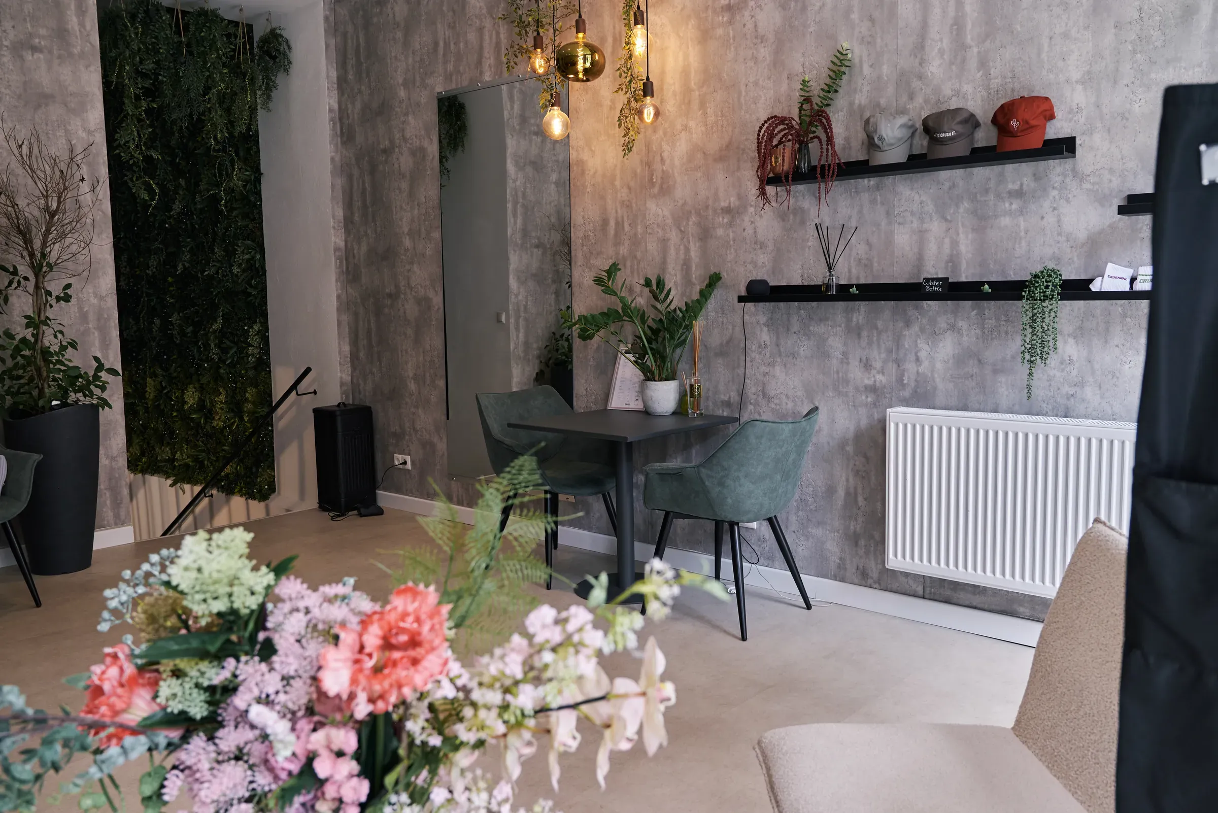 Café-Ecke mit Pflanzenwand und Crush.-Caps