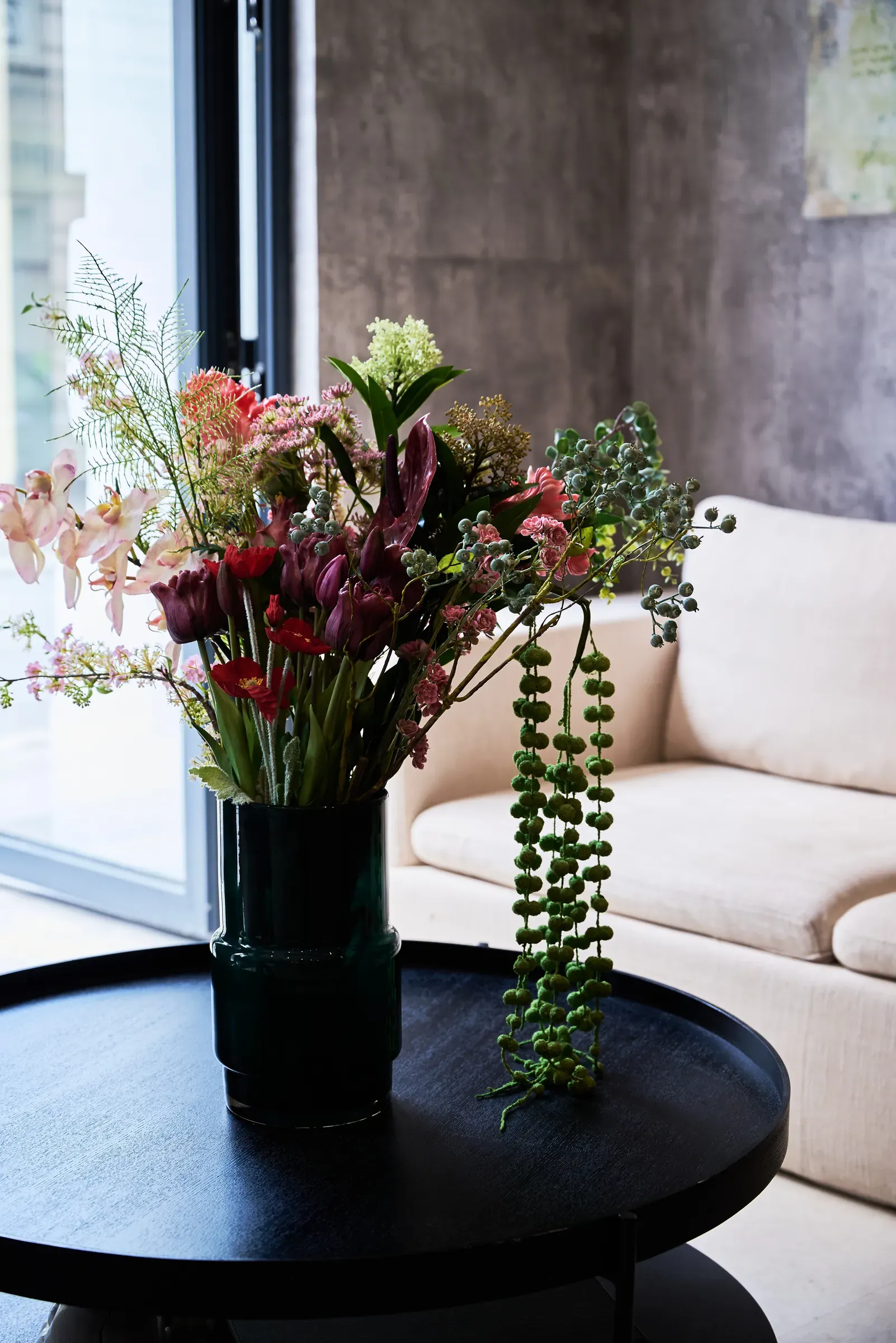 Blumen auf dem Couchtisch
