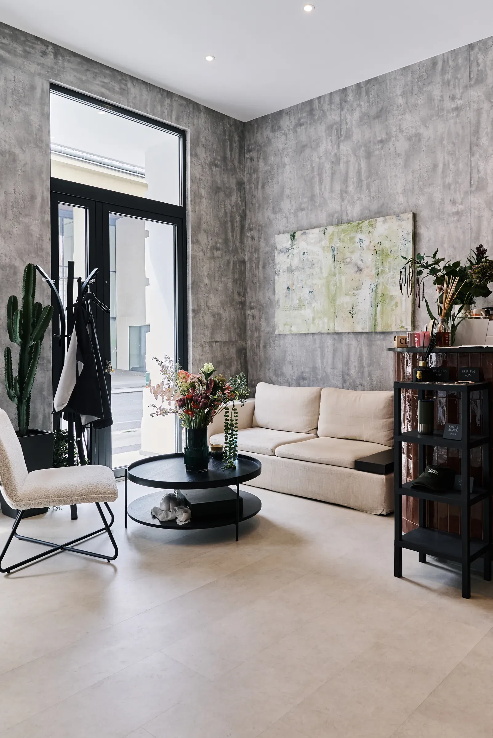Lounge im Café mit Sofa und Kaktus